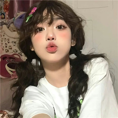 哈密伴游女生卞寄蕾的资料